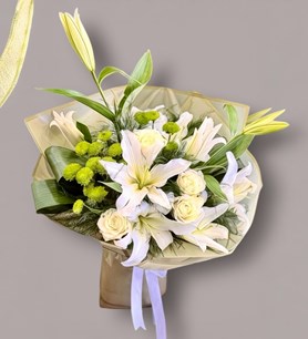 beyaz lilyum buketi, karaman çiçek siparişi, sade gül aranjm