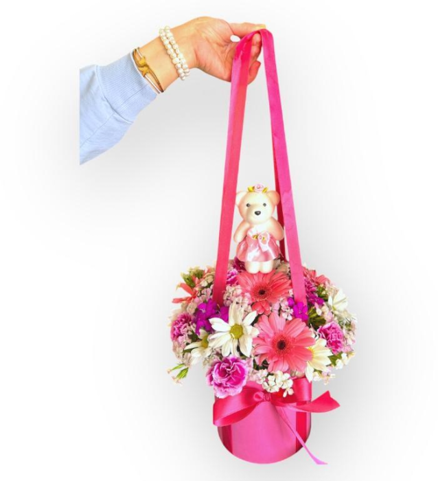 Pembe Ayıcık ve Çiçeklerle Tatlı Hediye